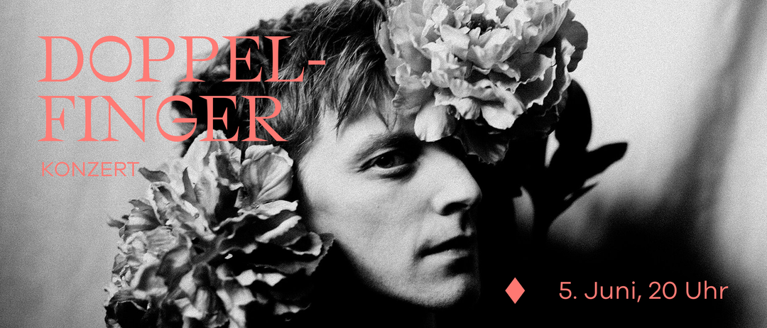 Ein schwarz-weißes Porträt eines Mannes mit Blumen auf dem Kopf. Das Wort 'PEL-ER' ist oben.