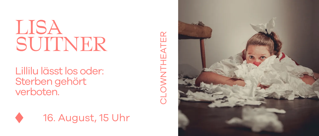 Eine Person liegt auf einem Tisch mit zerknülltem Papier um sie herum, möglicherweise in einer Clowntheater-Umgebung.
