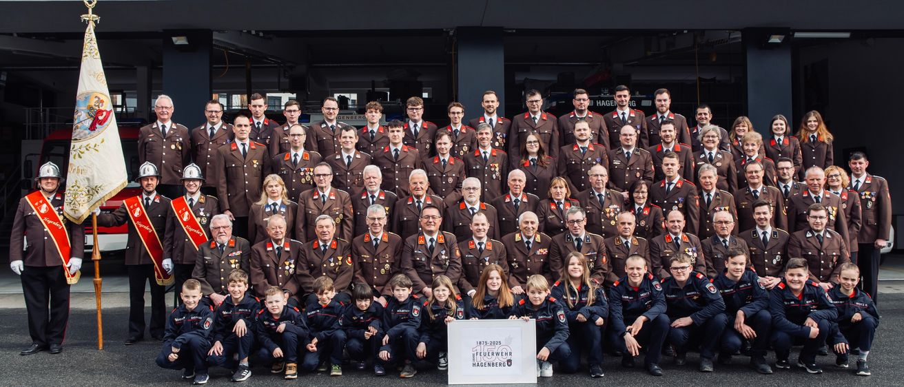 Bild enthält, People, Person, Groupshot, Group Performance, Clothing, Coat, Formal Wear, Suit, Footwear, Shoe