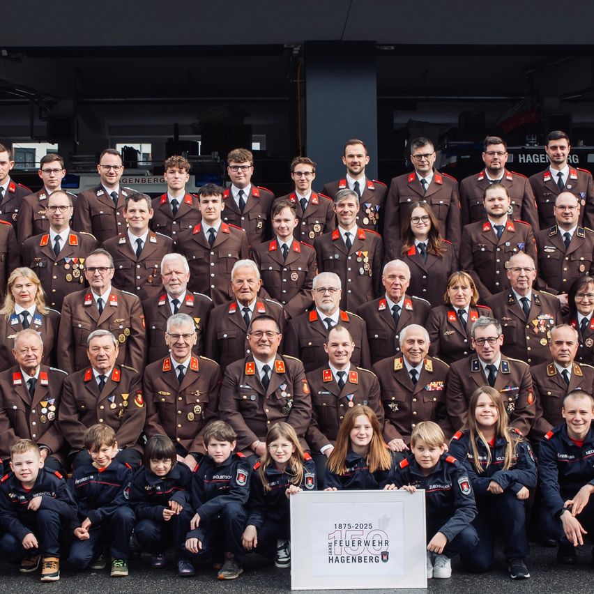 Bild enthält, People, Person, Groupshot, Group Performance, Clothing, Coat, Formal Wear, Suit, Footwear, Shoe