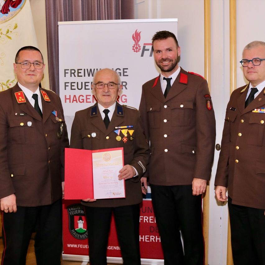 Bild enthält, Officer, Person, Military, Military Officer, Coat, Adult, Male, Man, Tie, Glasses