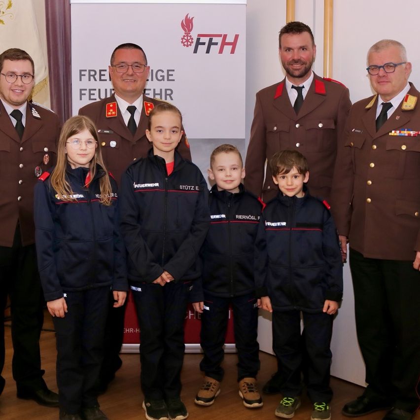 Bild enthält, People, Person, Coat, Adult, Male, Man, Groupshot, Boy, Child, Jacket