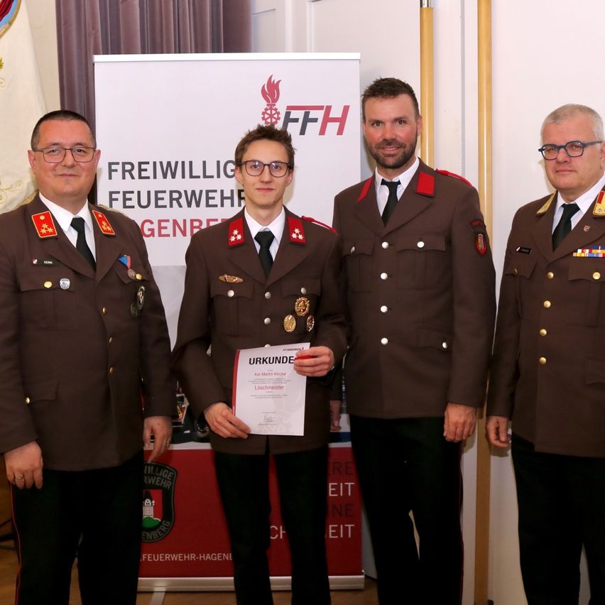 Bild enthält, Officer, Person, Coat, Adult, Male, Man, Military, Military Officer, Tie, Glasses