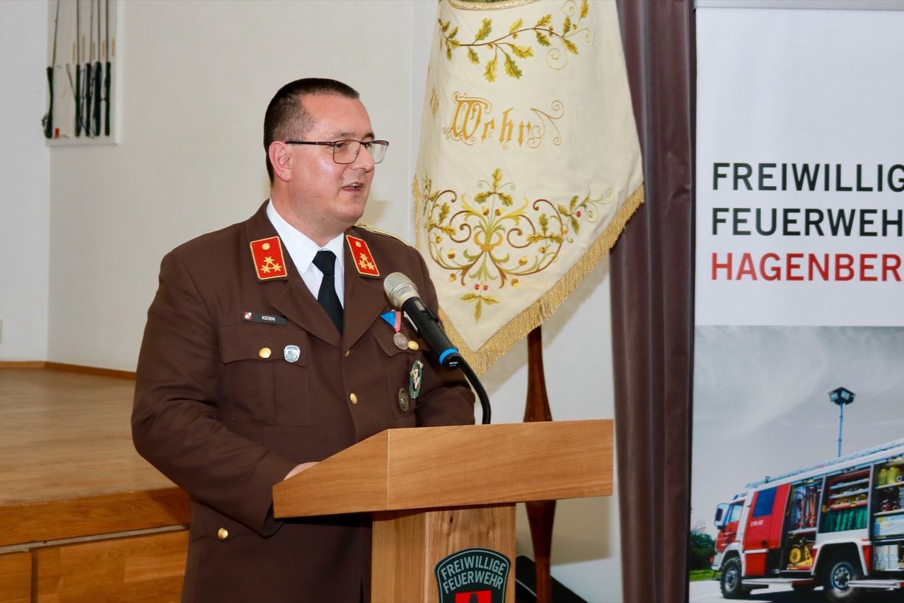 Bild enthält, Crowd, Person, Adult, Male, Man, Truck, Officer, Audience, Wheel, Tie