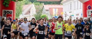 Bild enthält, Advertisement, Poster, Marathon, Person, Running, Adult, Male, Man, City, Shorts