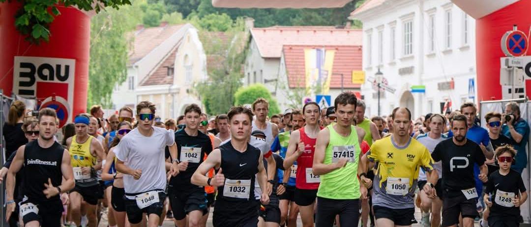 Bild enthält, Advertisement, Poster, Marathon, Person, Running, Adult, Male, Man, City, Shorts
