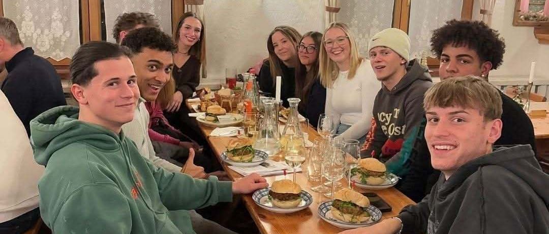 Bild enthält, Dining Room, Dining Table, Table, People, Person, Meal, Lunch, Restaurant, Adult, Man