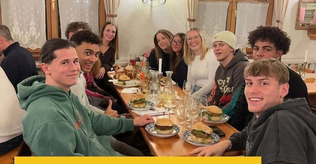 Bild enthält, Dining Room, Dining Table, Table, People, Person, Meal, Lunch, Restaurant, Adult, Man