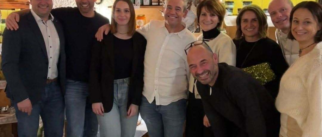 Bild enthält, People, Person, Pants, Coat, Jacket, Blazer, Photography, Adult, Male, Man