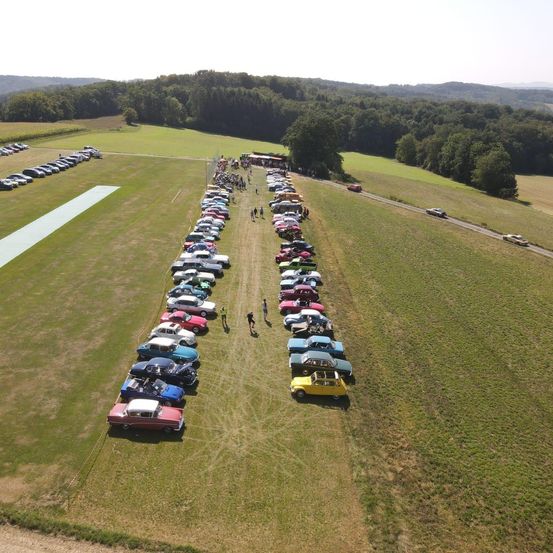 Bild enthält, Outdoors, Aerial View, Car, Transportation, Vehicle, Person, Nature, Parking Lot, Machine, Wheel