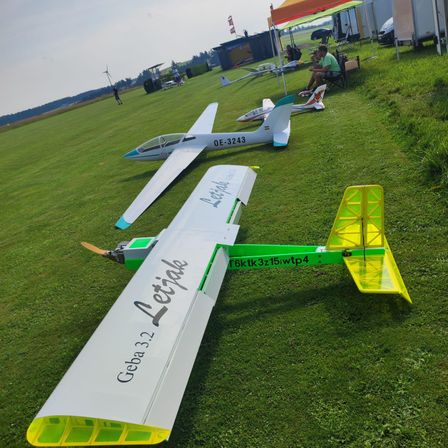 Bild enthält, Adventure, Glider, Gliding, Leisure Activities, Aircraft, Airplane, Vehicle, Person, Airport, Windmill