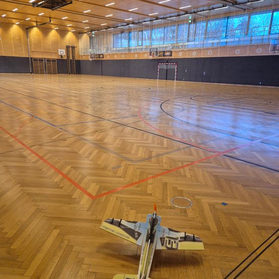 Bild enthält, Floor, Flooring, Wood, Building, Hardwood, Airplane, Indoors, Interior Design, Airport, Plywood