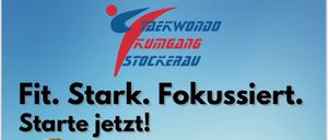 Ein Poster für Stockerau Taekwondo bewirbt Fitness, Kraft und Fokus. Es zeigt einen Mann in weißer Uniform mit einem QR-Code und Trainingszeiten. Der Text hebt Selbstverteidigung, Fitness, Stressabbau und Teamarbeit hervor.