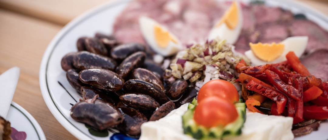 Bild enthält, Dish, Food, Meal, Platter, Lunch, Egg, Plate