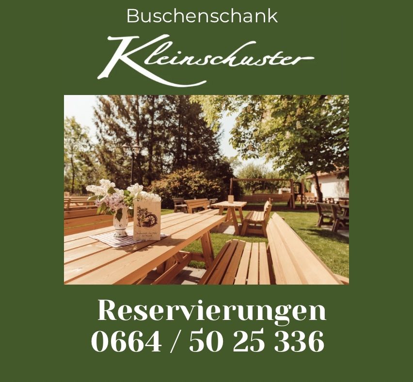 Werbung für Buschenschank Kleinschuester, ein Restaurant im Weingut, zeigt einen Holztisch mit Blumen, einer Vase und einem Beutel mit Weinetikett. Im Hintergrund sind grüner Rasen und Bäume zu sehen. Der Text darunter lautet 'Reservierungen 0664 / 50 25 336'.