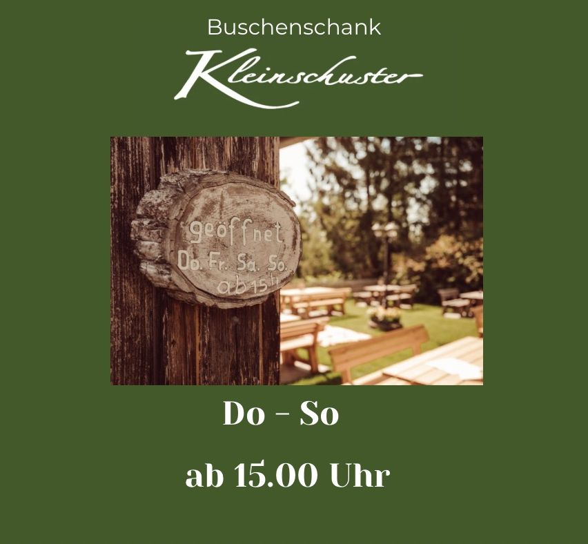 Plakat für den Buschenschank Kleinschuster. Es zeigt einen Baumstamm mit geschnitztem Text. Im Hintergrund befinden sich Bänke und Tische unter Bäumen. Der Text lautet: Do - So ab 15.00 Uhr.