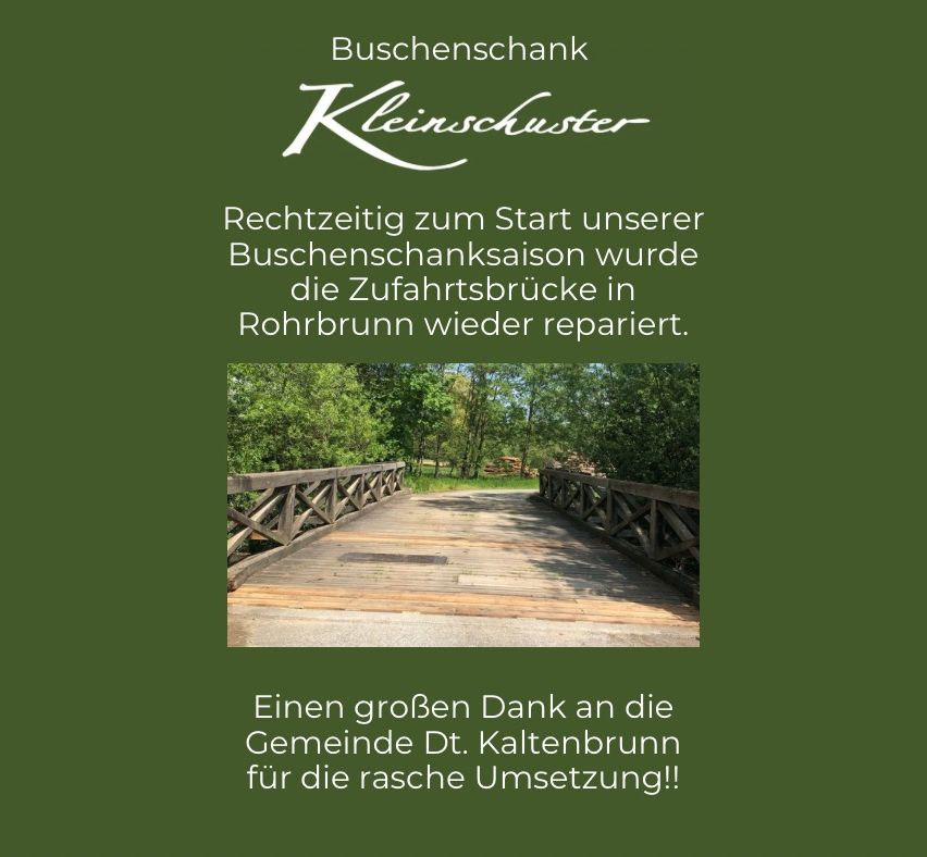 Eine Holzbrücke im Wald. Grüner Hintergrund mit Text Kleinschuster Buchenschank. Der Text lautet: 'Rechtzeitig zum Start unserer Buchenschanksaison wurden die Zufahrtsbrücken in Rohrbrunn wieder repariert.'