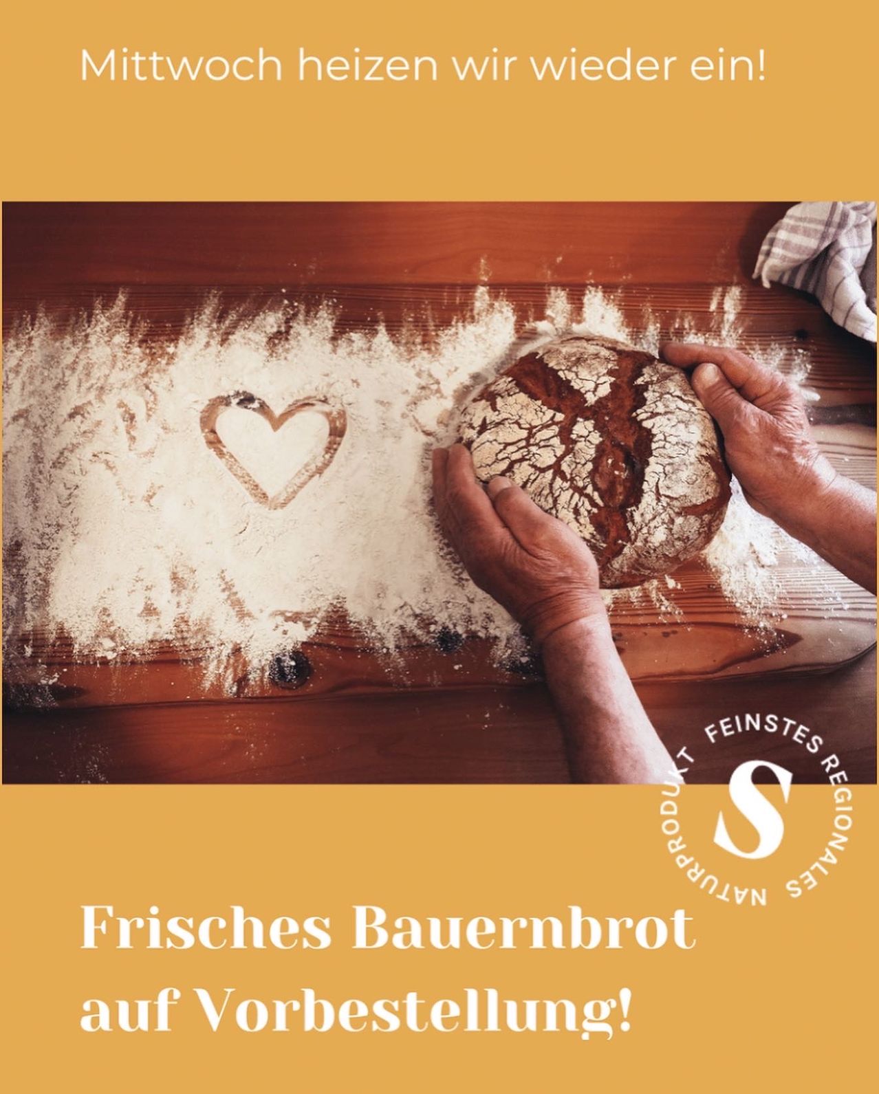 Die Hände einer Person halten ein frisch gebackenes Brot mit Mehl auf einem Holztisch. Ein Herz ist aus Mehl geformt. Der Text lautet 'Frisches Bauernbrot'.