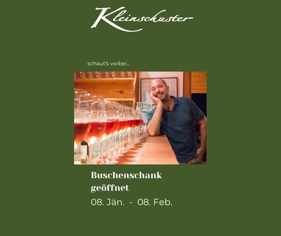 Kleinschuster-Werbung zeigt einen lächelnden Mann an einer Bar mit gefüllten Wein-Gläsern. Darunter steht 'Buschenschank geöffnet 08. Jan. - 08. Feb.'