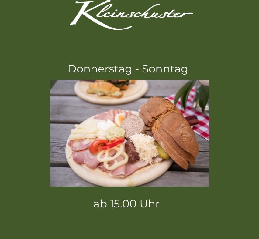 Werbung für Kleinschuster mit einer Charcuterieplatte, geöffnet von Donnerstag bis Sonntag, ab 15:00 Uhr.