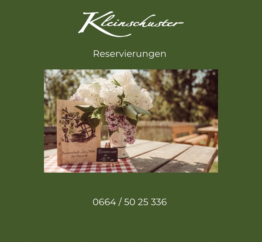 Ein grünes Plakat mit dem Titel 'Kleinschuster' zeigt einen Holztisch mit einem Blumenstrauß in einer Vase und einem Schild mit einer Reservierungsnummer. Es hat ein rustikales Aussehen.