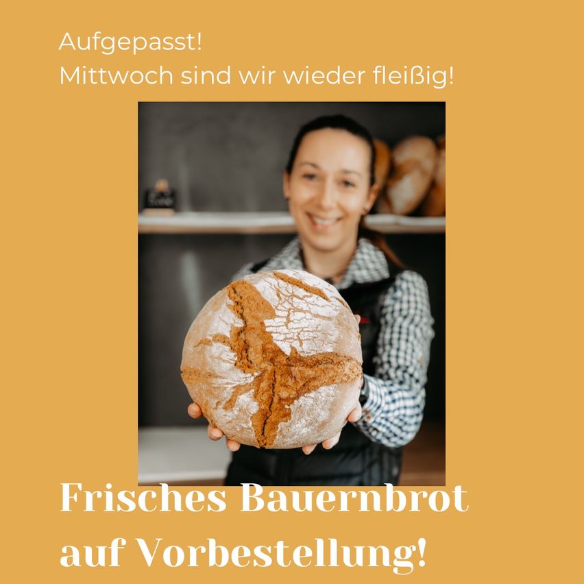 Eine Frau hält ein großes Brot mit einem Lächeln im Gesicht. Der Text über ihrem Kopf lautet 'Frische Bauernbrot auf Vorbestellung!' Unten steht 'Aufgepasst!' und 'Mittwoch sind wir wieder fleißig!' mit einem gelben Hintergrund.