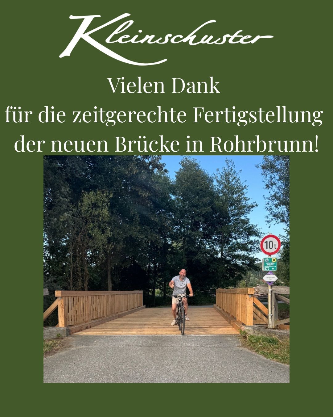 Ein Mann fährt mit einem Fahrrad auf einer Holzbrücke, an der ein Schild eine Geschwindigkeitsbegrenzung von 10 km/h anzeigt. Die Brücke ist von Bäumen und einem grünen Hintergrund umgeben.