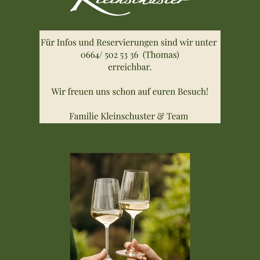 Zwei Hände halten Weingläser mit weißem Wein gefüllt, mit einem grünen Hintergrund und einer Nachricht von Familie Kleinschuster, die Besucher willkommen heißt.