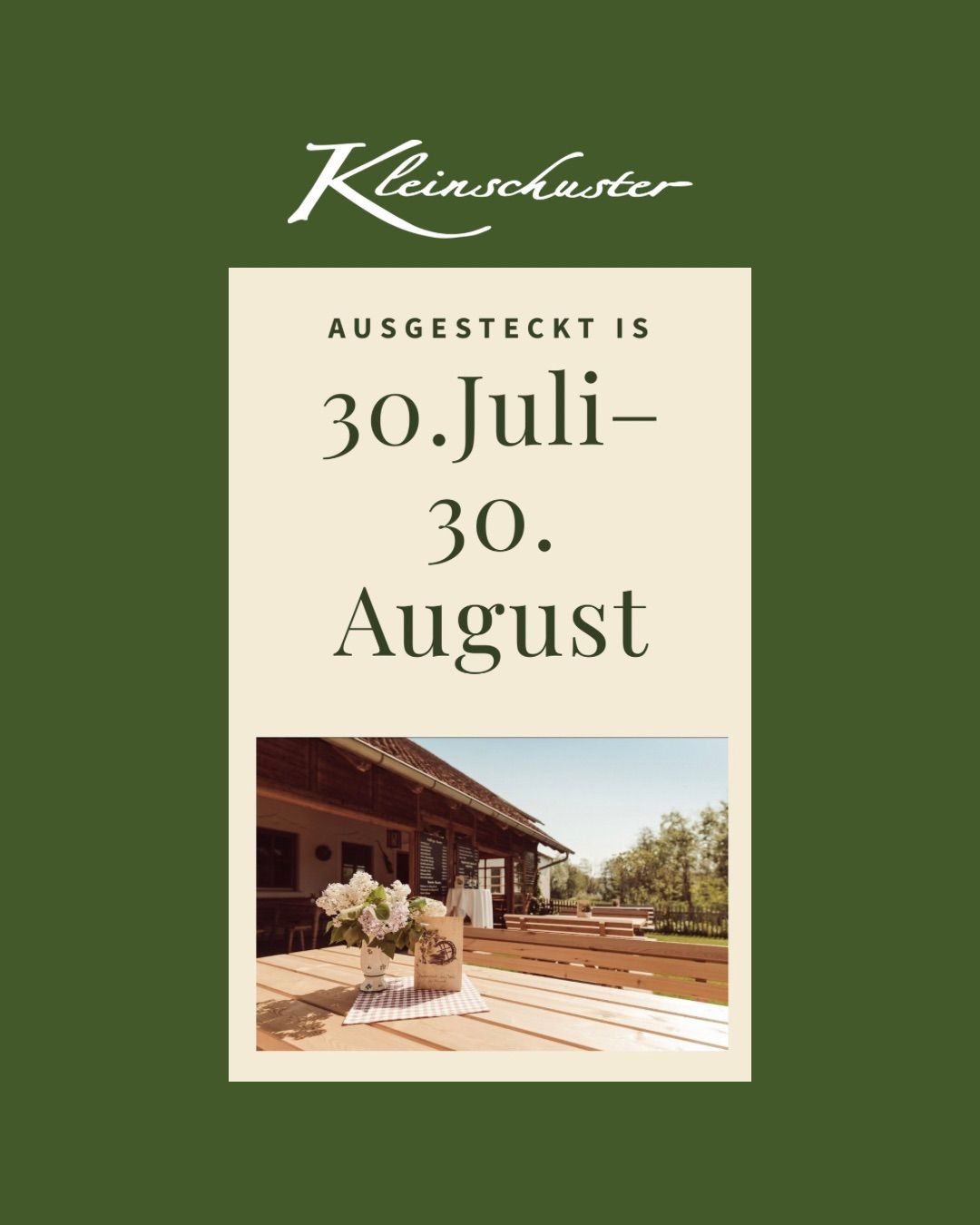 Ein Poster mit grünem Hintergrund zeigt einen Datumsbereich vom 30. Juli bis zum 30. August, mit einem Bild eines Hauses und einem Tisch mit Blumen im Vordergrund.