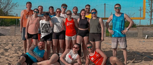 Bild enthält, People, Person, Clothing, Shorts, Adult, Male, Man, Playing Volleyball, Groupshot, Face