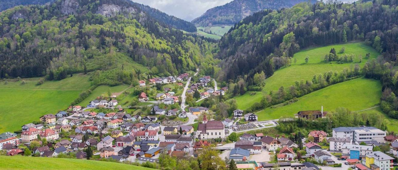 Bild enthält, Nature, Outdoors, Countryside, Rural, Village, Architecture, Building