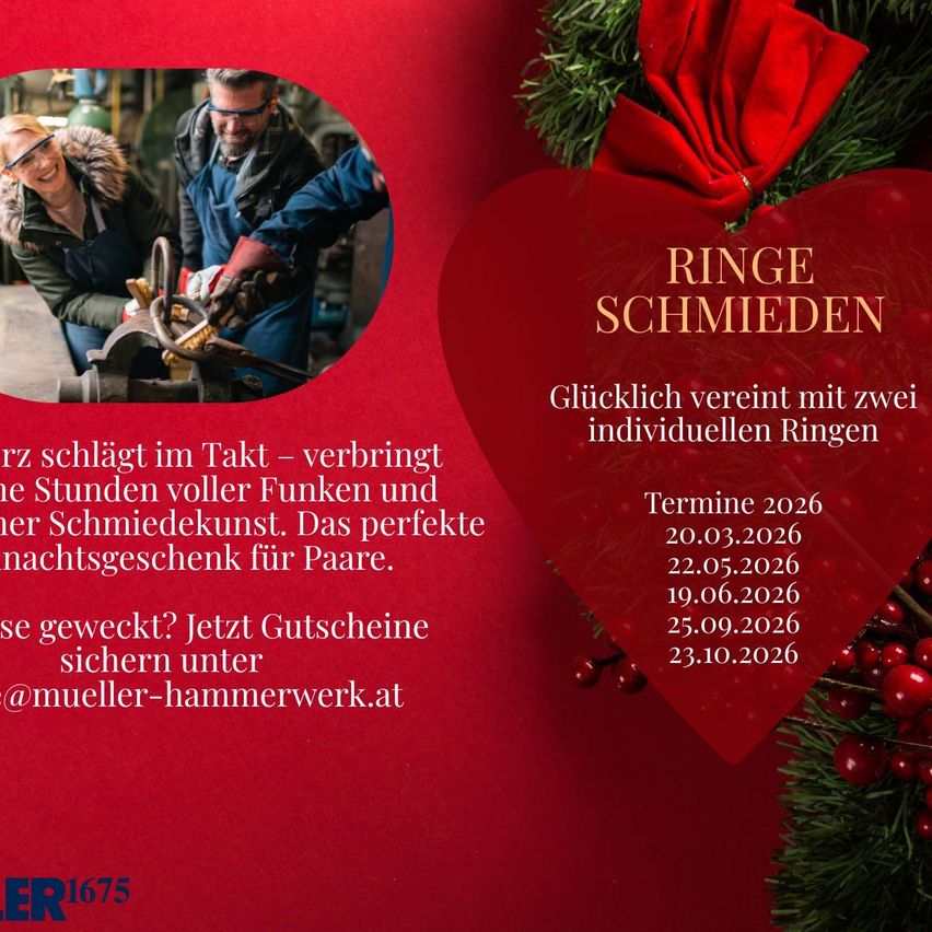 Ein herzförmiges Grafik mit dem Text 'RINGE SCHMIEDEN' zeigt eine Werkstattszene mit zwei Personen, die Ringe schmieden. Der Hintergrund besteht aus roten Blättern und einem roten Bogen. Der Text lädt Paare ein, personalisierte Ringe gemeinsam zu gestalten und betont das perfekte Geschenk für Paare. Termine für 2026 sind aufgelistet.