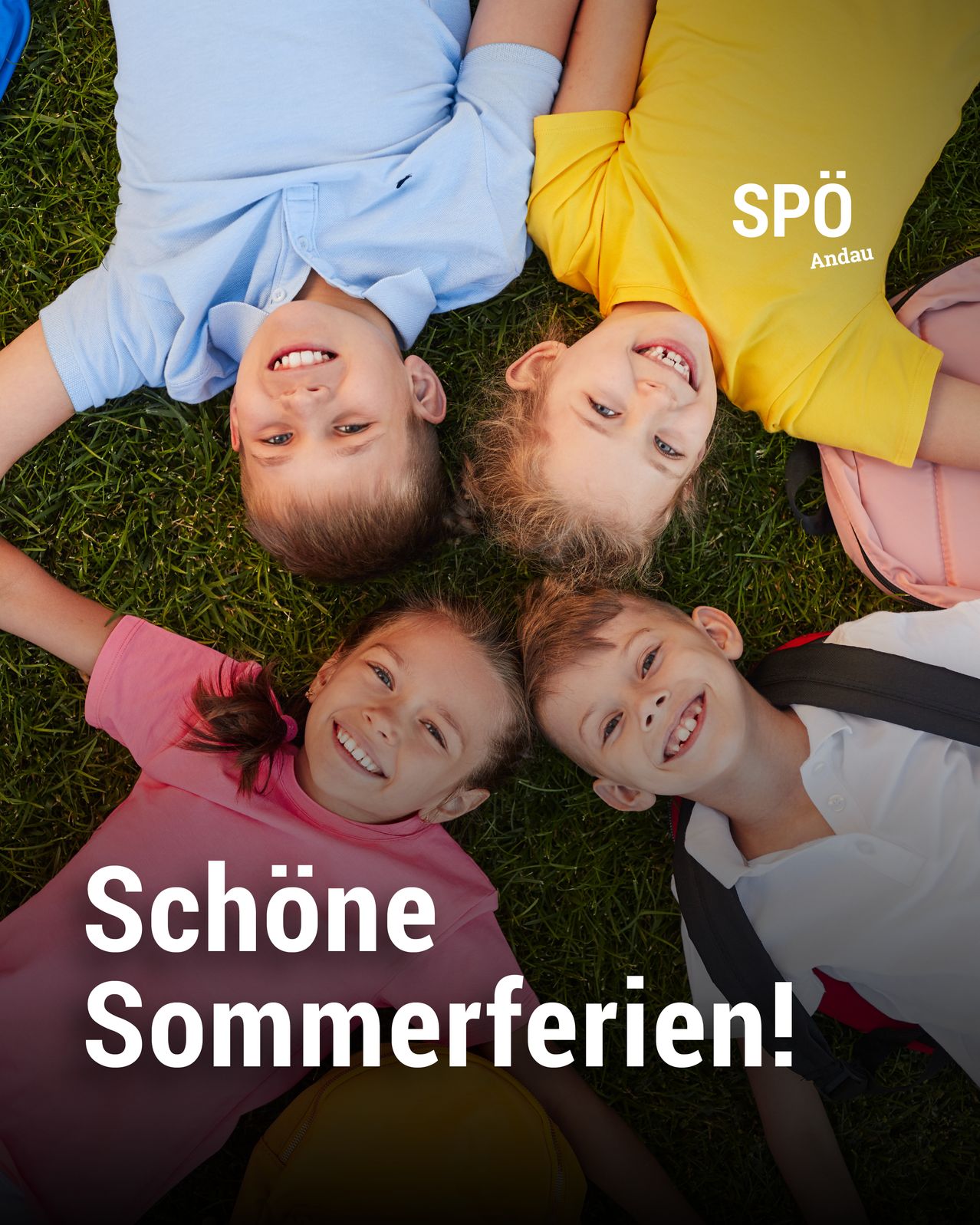 Four children lie on a grassy field, smiling. The text 'Schone Sommerferien!' is written in white at the bottom. The word 'SPO' is displayed at the top.