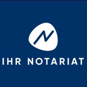 Auf einem blauen Hintergrund ist das Logo von IHR NOTARIAT zu sehen, das ein stilisiertes 'N' in einem weißen Oval enthält.