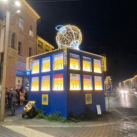 Bild enthält, Urban, City, Architecture, Building, Person, Road, Street, Night Life, Outdoors