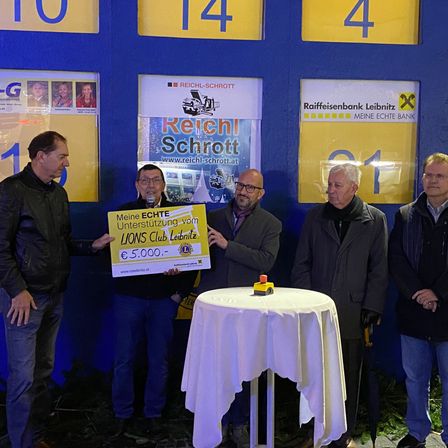 Bild enthält, Adult, Male, Man, Person, Coat, Crowd, Glove, Shoe, Glasses, Face