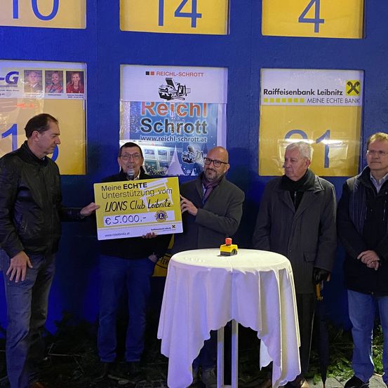 Bild enthält, Adult, Male, Man, Person, Coat, Crowd, Glove, Shoe, Glasses, Face