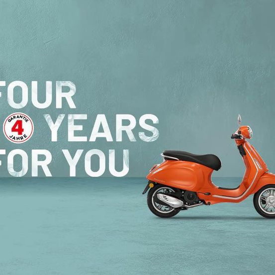 Ein orangefarbener Roller mit schwarzem Sitz ist auf einem türkisfarbenen Hintergrund geparkt. Darüber stehen die Worte 'VIER JAHRE FÜR DICH' in Weiß. Ein roter Kreis mit der Nummer 4 ist auf der linken Seite.