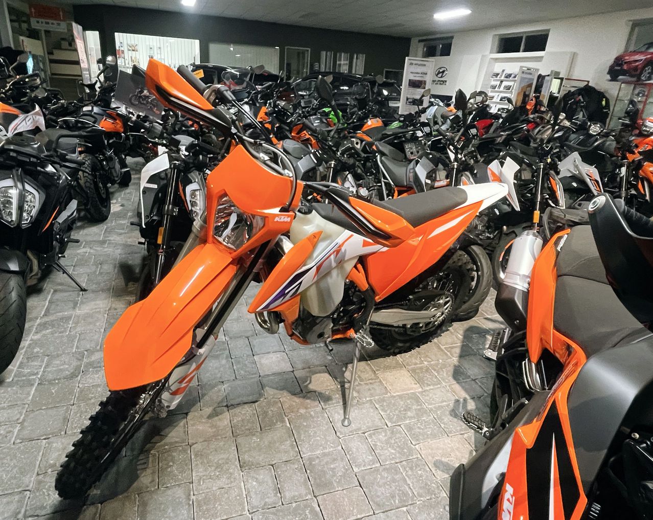 Bild enthält, Car, Vehicle, Motorcycle, Machine, Wheel, Factory, Person, Motor