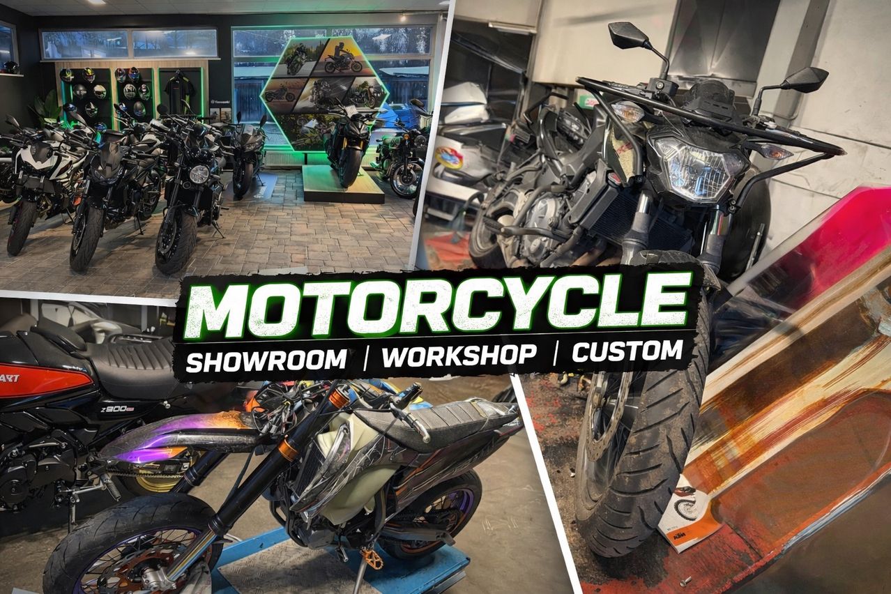 Ein Motorrad-Showroom mit verschiedenen Motorrädern zur Schau. Im Vordergrund ist ein Motorrad mit buntem Design zu sehen. Der Text im Bild lautet 'MOTORCYCLE SHOWROOM | WORKSHOP | CUSTOM'.