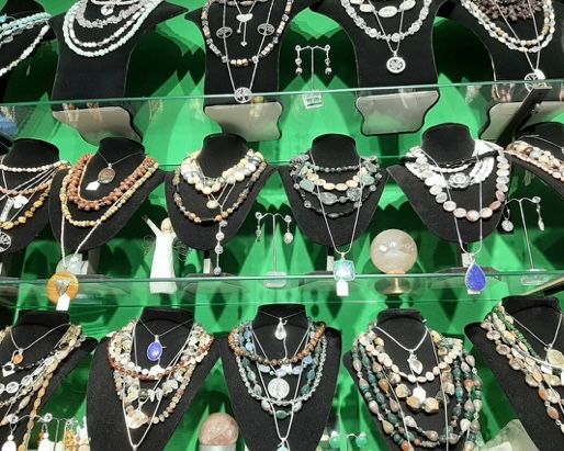 Bild enthält, Accessories, Jewelry, Necklace, Shop, Jewelry Store, Gemstone