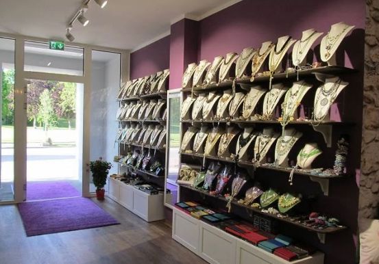 Bild enthält, Indoors, Shop, Room, Walk-In Closet, Furniture, Shoe Shop, Accessories, Jewelry, Necklace