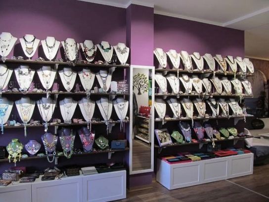 Bild enthält, Shop, Accessories, Jewelry, Necklace, Indoors, Shoe Shop