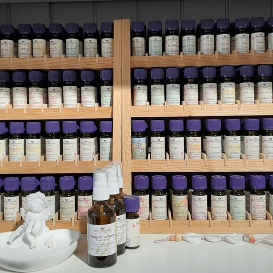 Bild enthält, Cabinet, Furniture, Shop, Person, Pharmacy