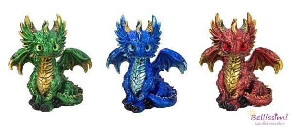 Drei farbenfrohe Drachenfiguren auf weißem Hintergrund. Der linke Drache ist grün mit goldenen Akzenten, der mittlere blau mit goldenen Akzenten und der rechte rot mit goldenen Akzenten.
