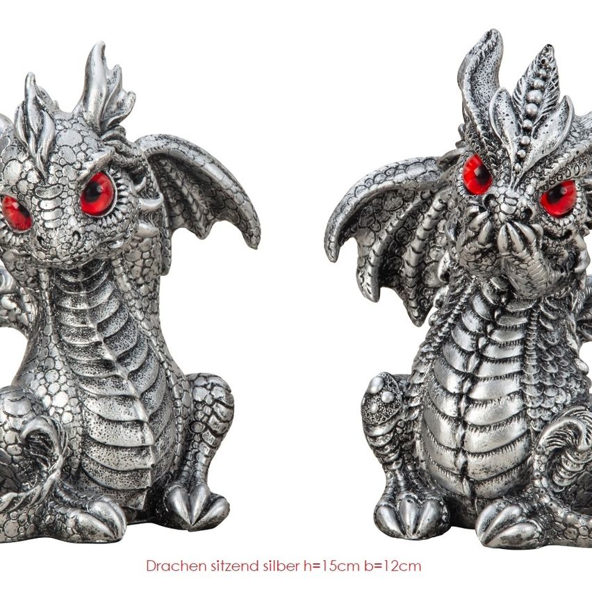 Zwei kleine silberne Drachen mit roten Augen sitzen vor weißem Hintergrund. Der Drache links hat seine Flügel ausgebreitet und schaut nach links. Der Drache rechts schaut nach rechts.