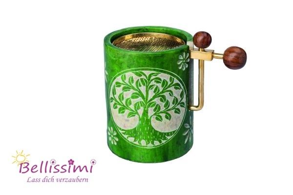 Grüner Keramik-Räuchergefäß mit Messingoberteil und Baumdesign. Mit zwei Holzknöpfen. Weißer Hintergrund mit Wasserzeichen Bellissimi und 'Lass dich verzaubern'.