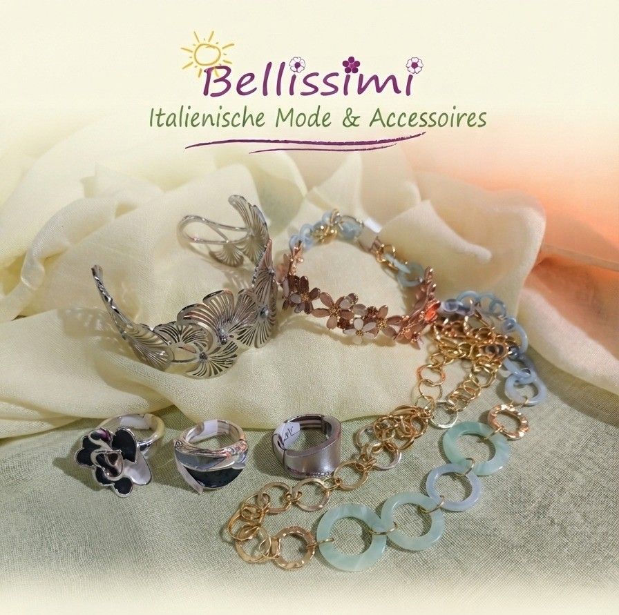 Eine Kollektion italienischer Mode und Accessoires, die auf einem weißen Tuch präsentiert wird, mit verschiedenen Schmuckstücken wie Ringen, Armbändern und Halsketten.