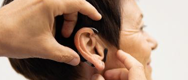 Bild enthält, Adult, Female, Person, Woman, Body Part, Ear