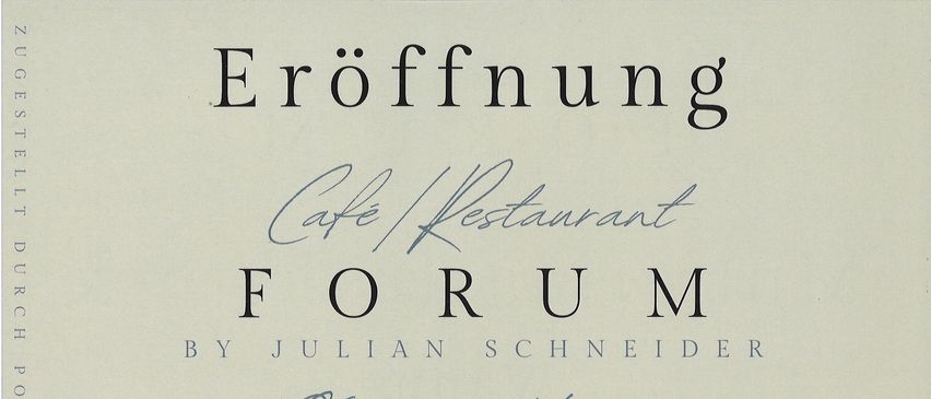 Postkarte mit Ankündigung einer Open-House-Veranstaltung im FORUM Cafe/Restaurant von Julian Schneider am 31. Mai und 1. Juni 2025, mit Snacks und Getränken. Öffnungszeiten sind Donnerstag bis Sonntag, auch an Feiertagen, von 11:00 Uhr bis 21:00 Uhr.
